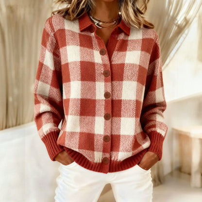 Jacqueline – Zachte trui met neutrale ruitjes