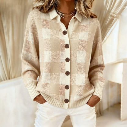 Jacqueline – Zachte trui met neutrale ruitjes